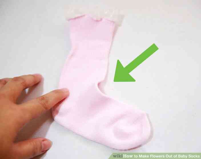 Image intitulée Faire des Fleurs de Chaussettes de Bébé Étape 2